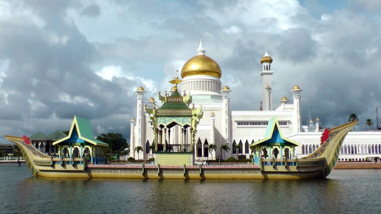Mosque in Brunei - Visit Brunei