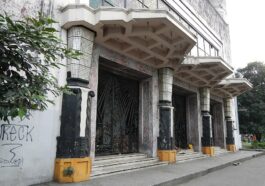 Manila Metropolitan Theater Entrance Facade by Ramon FVelasquez via Wikipedia CC