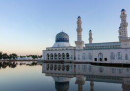 Masjid Bandaraya Kota Kinabalu photo by @andywang02021 via Unsplash