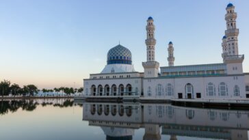 Masjid Bandaraya Kota Kinabalu photo by @andywang02021 via Unsplash