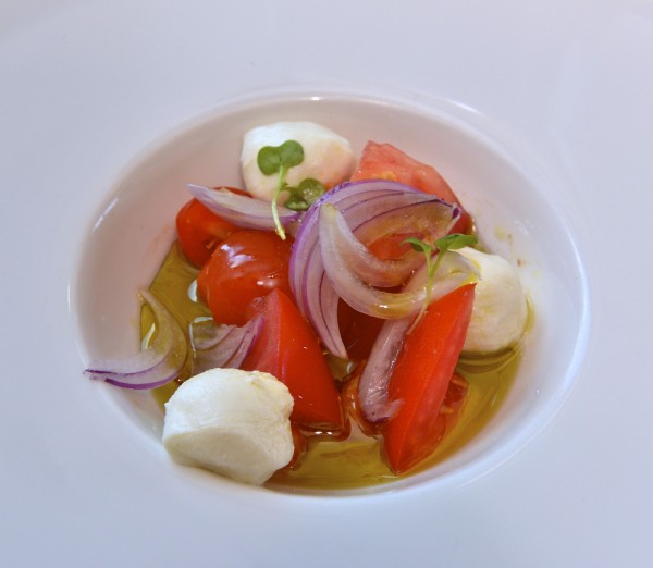 Ensalada de Tomates Heirloom y Mini Mozzarellas with Oliviers&Co. Monva Olive Oil from Spain