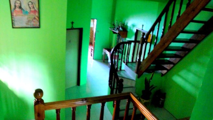 Access from the reception to the kitchen