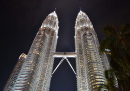 Attractions in Kuala Lumpur - the spectacular twin towers at night