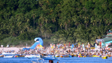 Crowded Puerto Galera by Jun Acculador via Flickr