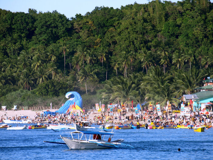 Crowded Puerto Galera by Jun Acculador via Flickr