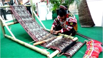 T'Boli making a T'nalak