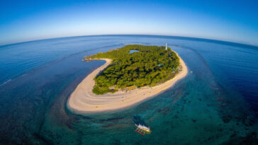 The largest island in the Apo Reef and has a lighthouse, white beach, lagoon, mangroves, and karstic rock formations.
