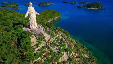 Hundred Islands Christ the Redeemer Statue by AntonNawalangMalay via Wikimedia cc