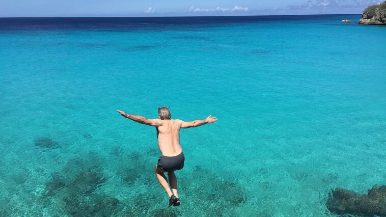 cliff jumping in Curacao