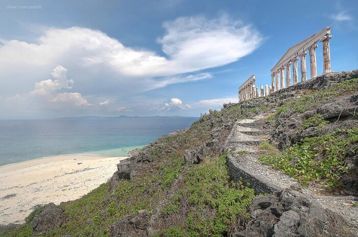 Travel Guide to Fortune Island by Oliver Mercader via Wikimedia cc