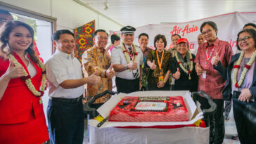 (L-R) Rifai Taberi, Commercial Director AirAsia Indonesia AirAsia Philippines CEO Capt. Dexter Comendador AirAsia Cabin Crew
