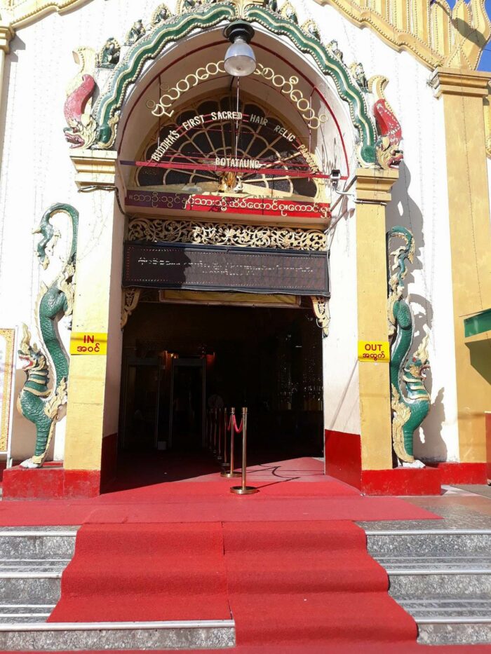 Entrance gate of Botataung Pagoda