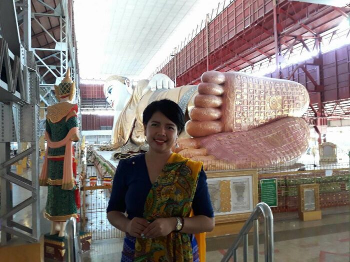 Photo opp at the giant reclining Buddha