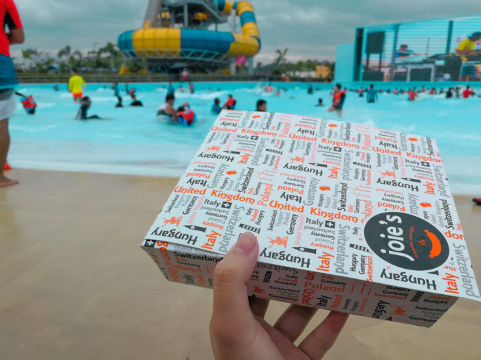 Lunch time in front of the wave pool