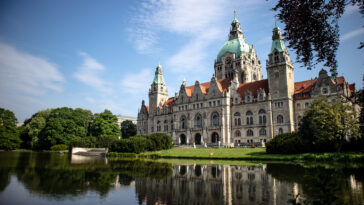 Neues Rathaus looking over the Maschteich