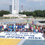 Around 100 dancers staged a flashmob at the Quezon City Memorial Circle, to celebrate the recent Presidential proclamation which declared portions of the Philippine Rise as a marine resource reserve.