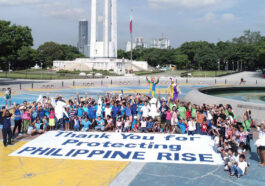 Around 100 dancers staged a flashmob at the Quezon City Memorial Circle, to celebrate the recent Presidential proclamation which declared portions of the Philippine Rise as a marine resource reserve.