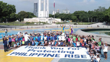 Around 100 dancers staged a flashmob at the Quezon City Memorial Circle, to celebrate the recent Presidential proclamation which declared portions of the Philippine Rise as a marine resource reserve.