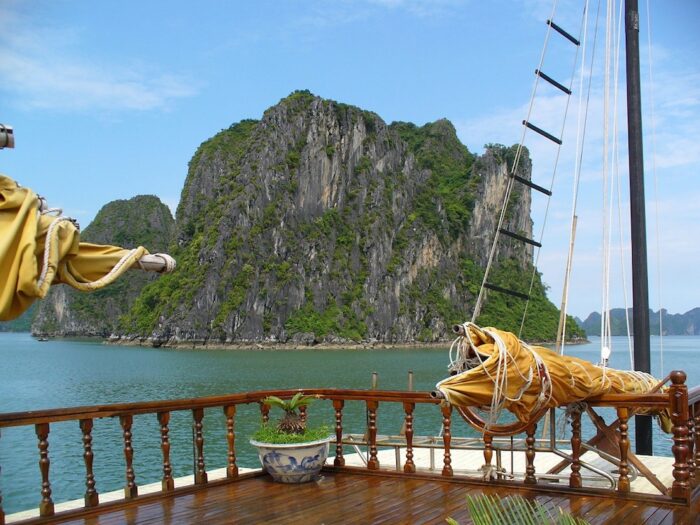 Island Hopping in Ha Long