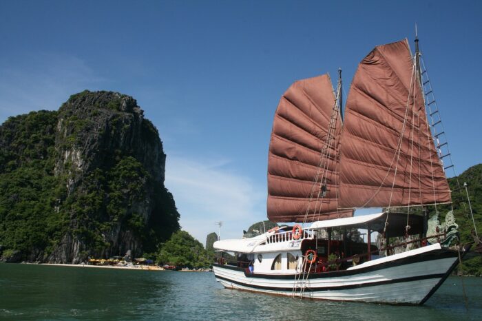 Vacation and Tour Guide to Ha Long Bay