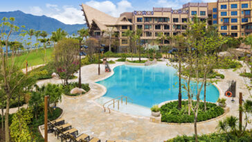 Pool Garden - Disney Explorer's Lodge