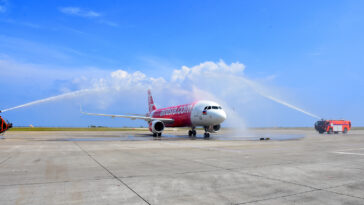 AirAsia’s brand new Airbus A320 fitted with sharklets gets the traditional water canon salute upon arrival at Laguindingan International Airport in Cagayan De Oro City last October 28 to celebrate the airline’s newest flight from Cagayan de Oro to Manila, Clark, Cebu and Iloilo.