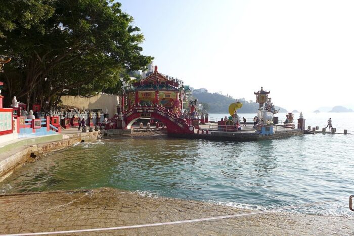 Longevity Bridge of Kwun Yam Shrine, Repulse Bay by Wing1990hk via Wikimedia cc