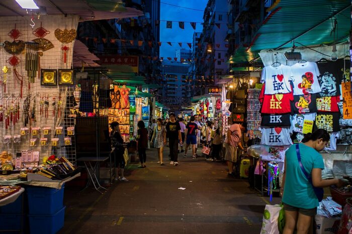 Temple Street Night Market by severin.stalder via Wikimedia cc