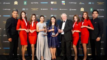 AirAsia Group Head of Cabin Crew Suhaila Hassan (centre left) and AirAsia Group Head of Communications Audrey Progastama Petriny (centre) accepted the World’s Leading Low-Cost Airline and World’s Leading Low-Cost Airline Cabin Crew awards from President & Founder of World Travel Awards Graham Cooke (centre right), flanked by AirAsia cabin crew.