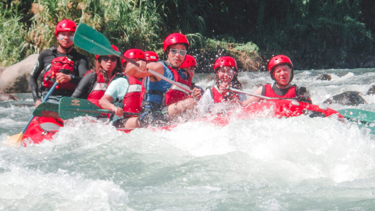 Intense water encounter, photo by Kagay