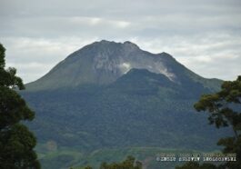 Mount Apo photo by incrediblethots via Flickr CC