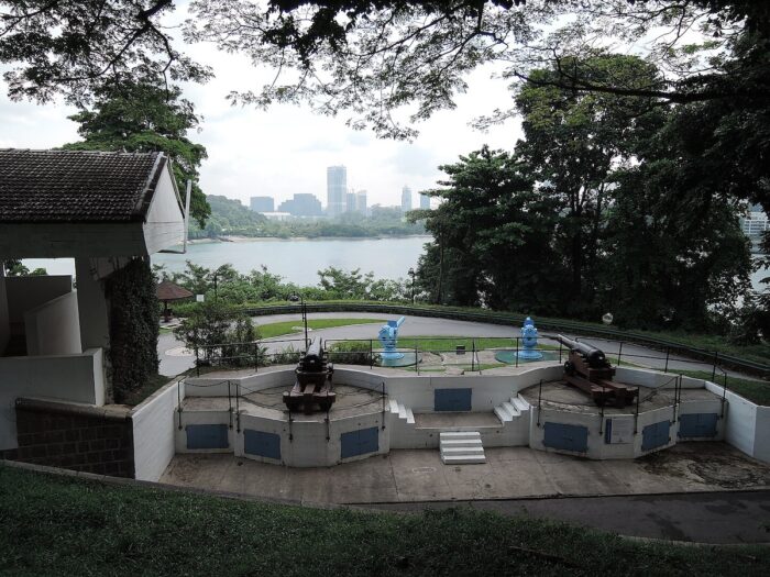 Cannons of Fort Siloso by Apetrov09703 via Wikimedia cc