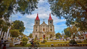 Molo Church photo by Allan Jay Quesada via Wikipedia CC
