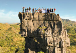 Standing strong atop the famous Nagpatong Rock in Tanay, Rizal, were UNHCR Goodwill Ambassador, Atom Araullo, and Eco-tourism group Trail Adventours’ co-founders Coby Sarreal and Guido Sarreal, with a group of mountaineers. They claimed this feat of height and plight with the unwavering symbolism of support of the UNHCR flag as, together, they logged in 150km towards the 2 Billion Kilometers to Safety campaign.