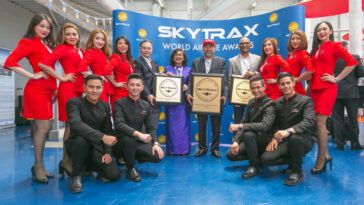 (Rear fifth from left: AirAsia X Group CEO Nadda Buranasiri, AirAsia X Berhad Chairman Tan Sri Rafidah Aziz, AirAsia Group Berhad Executive Chairman Datuk Kamarudin Meranun, AirAsia Deputy Group CEO (Airlines) Bo Lingam flanked by AirAsia Cabin Crew