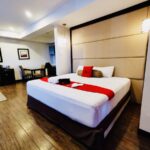 Premium Bedroom at RedDoorz West Avenue