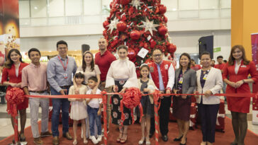 Attending the AirAsia Christmas Tree ribbon-cutting at NAIA Terminal 3 were AirAsia Brand Ambassadors Gab Mejia and Team Kramer, AirAsia Philippines Chief Commercial Officer Gilbert Simpao, AirAsia Philippines vice-chair Sheila Romero, AirAsia Philippines CEO Ricky Isla, NAIA Assistant General Manager Germaine Pormento, and Terminal 3 Manager Joycelyn Mapanao.