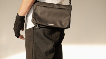 Fold Saccoche Dry Crossbody Bag by Topologie