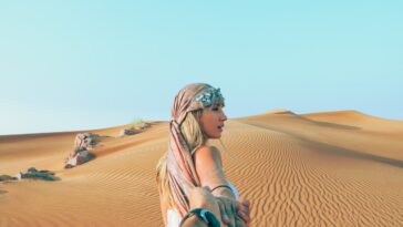 Visit the Dubai desert photo by @valeriaandersson via Unsplash