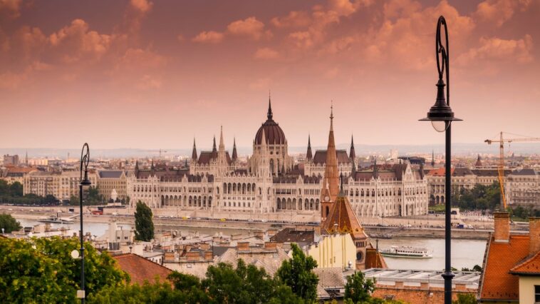 Best Hotels in Budapest photo by @tmbmpills via Unsplash