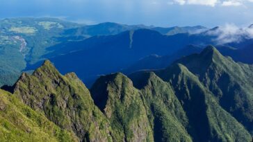 The jagged peaks that give Mt. Guiting-Guiting its name photo by Androkoy via Wikipedia CC