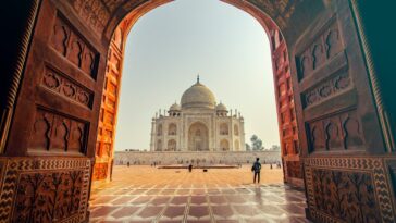 Beautiful Taj Mahal in Agra by Sylwia Bartyzel via Wikipedia CC