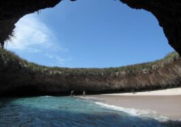Hidden Beach at Islas Marietas National Park by Christian Frausto Bernal via Wikipedia CC