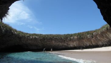 Hidden Beach at Islas Marietas National Park by Christian Frausto Bernal via Wikipedia CC