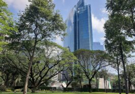 Ayala Triangle Gardens by RioHondo via Wikipedia CC