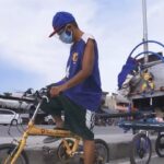 With his bike, Joey Belo spends long days pedalling around the city and distributing bags of toys and snacks to street children. (Screenshot from Bike Camper JBelo’s YouTube video)