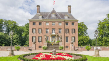 Castle Amerongen photo via Depositphotos