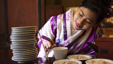 20 stacked plates reach the height of a pair of chopsticks!