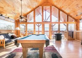 Striking Cabin with a Hot Tub and Mountain Views
