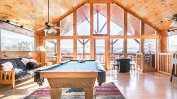 Striking Cabin with a Hot Tub and Mountain Views